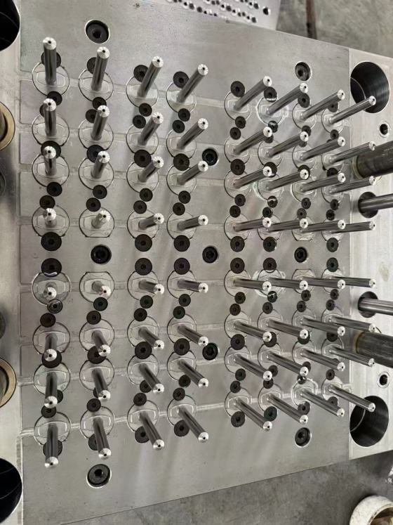 Пресс-форма для горячеканального шприца