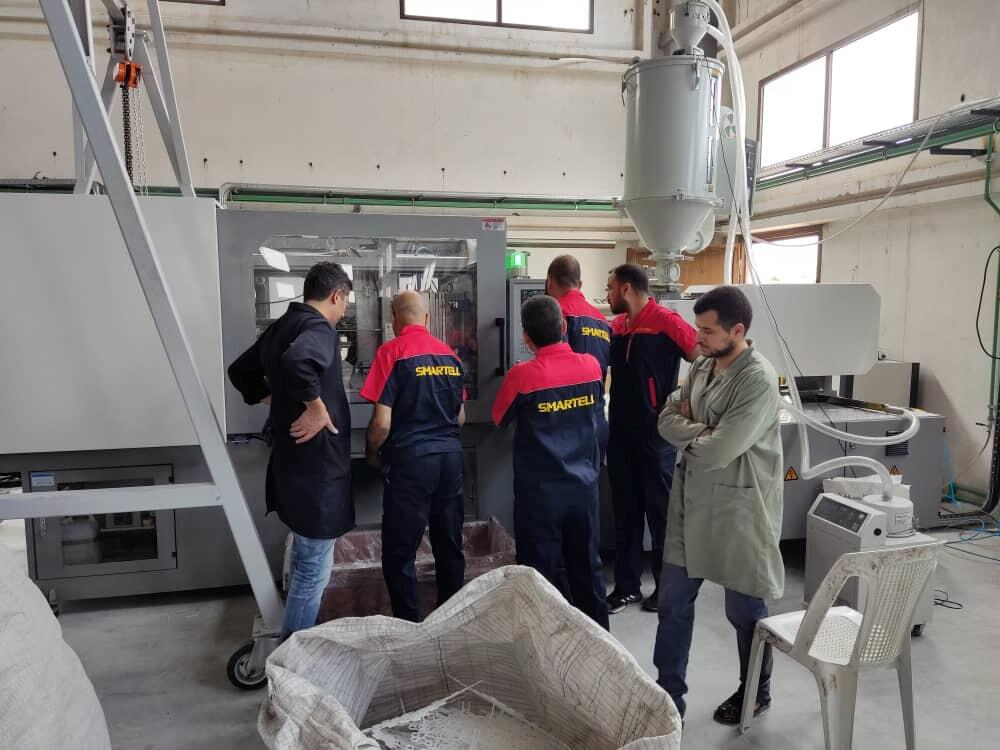 Египетские инженеры на Ближний Восток для установки поля проекта шприца